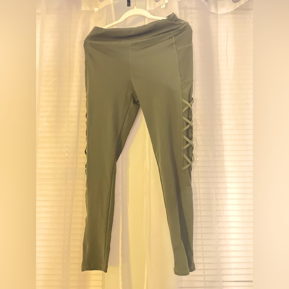 FOREST GREEN LEGGINGS WITH CUT DESIGN